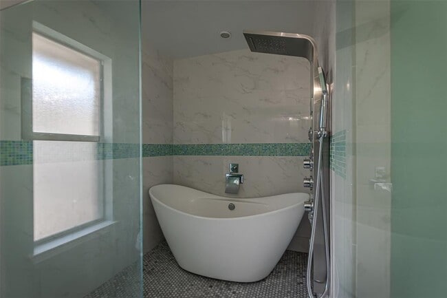 Building Photo - 2210 Zoa Dr