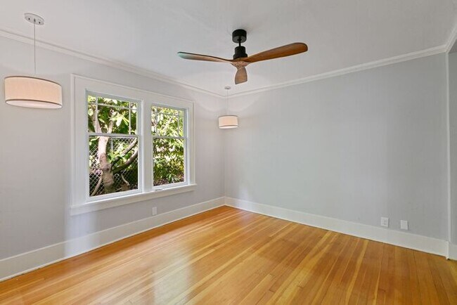 Building Photo - Charming AIR CONDITIONED Leschi Craftsman