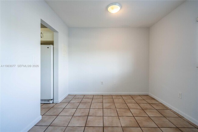 Building Photo - 1940 Biarritz Dr