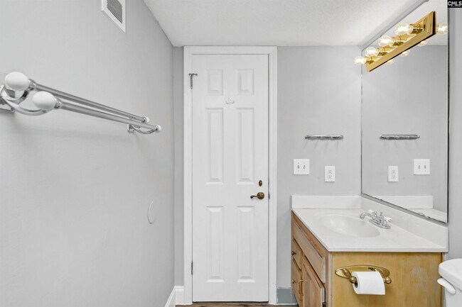 Building Photo - 5516 Lakeshore Dr