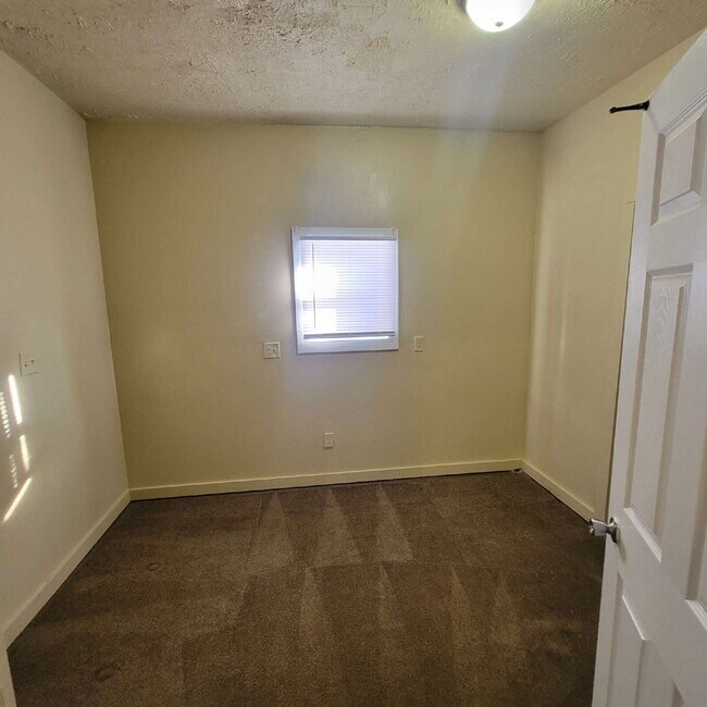 Building Photo - 3/2 with fenced-in backyard & storage shed