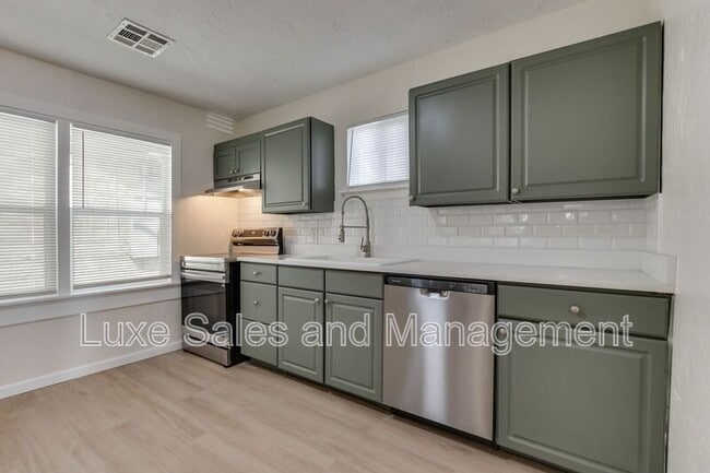 Building Photo - 905 E Rogers St