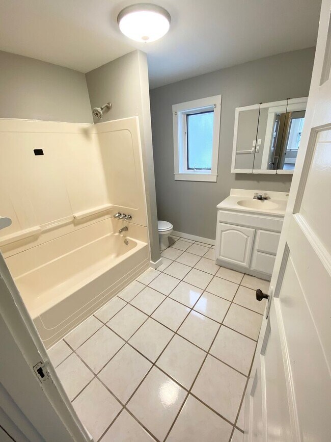 Building Photo - Newly Renovated 4 Bedroom, 1.5 Bathroom in...