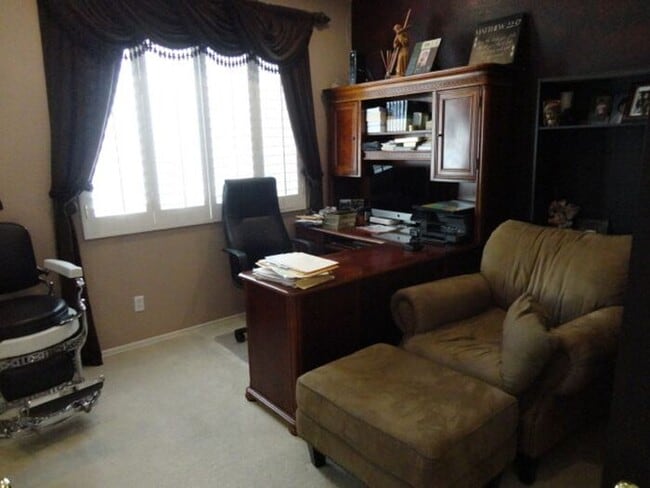 Building Photo - Luxurious 5 + 3 Pool/View Home Castaic