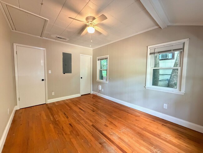 Building Photo - Historic Downtown Charm | Original Floors | Walk to Golf, Dining, Parks, & Concerts