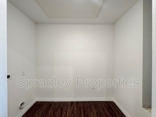 Building Photo - 1124 W Ave O