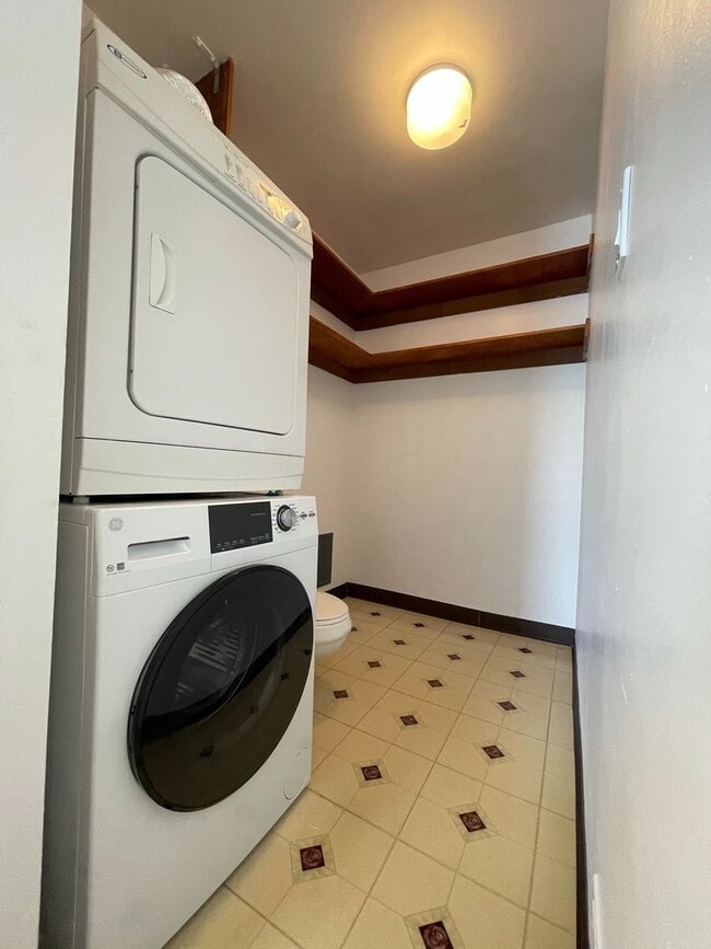 Building Photo - 1603