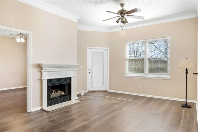 Building Photo - 5559 Glenridge Dr