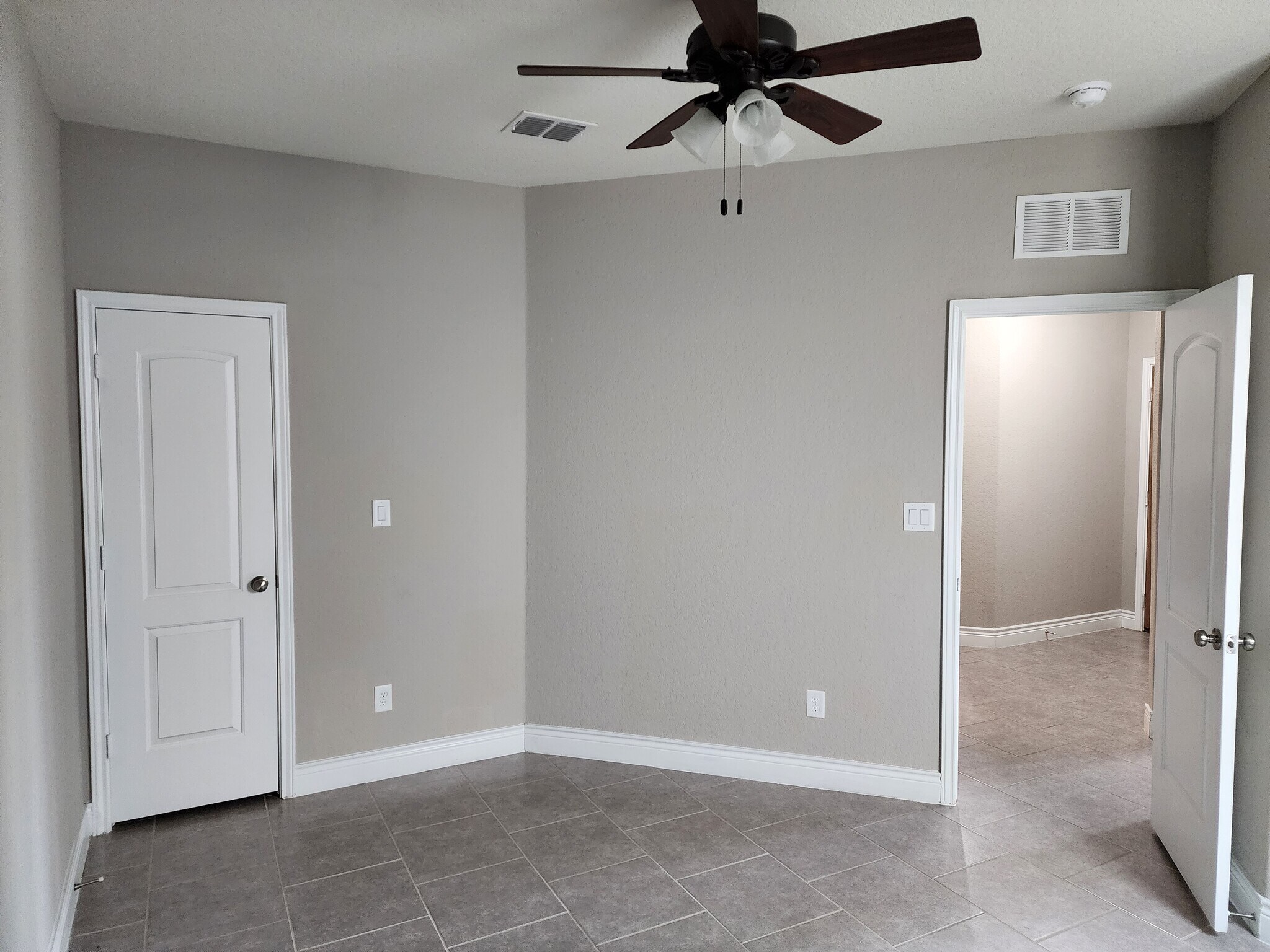 Building Photo - 27423 Paraiso Sands