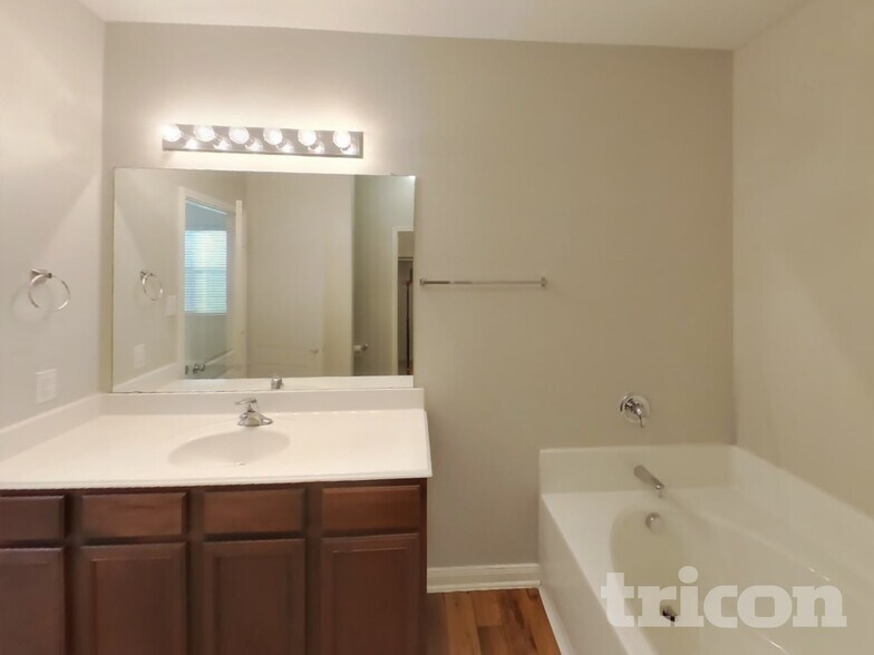 Building Photo - 2031 Cone Flower Dr