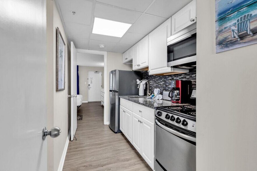 Building Photo - 2300 N Ocean Blvd
