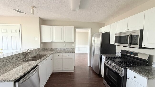 Building Photo - 4BR Home with High Ceilings & Main-Level Suite In Hillgrove District