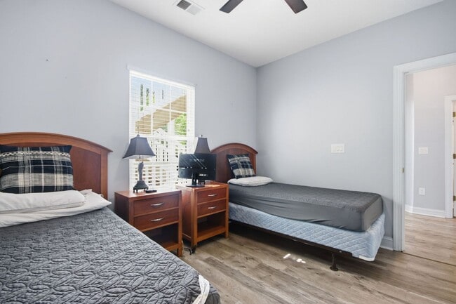 Building Photo - 3-Bedroom, 2Bath Condo end unit