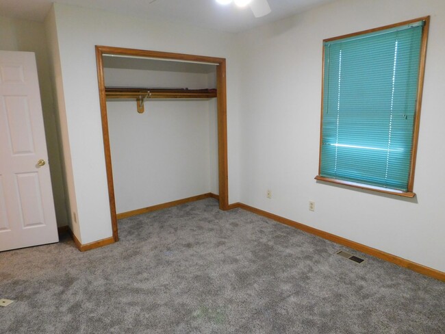 Building Photo - 3 bedroom 2.5 bathroom in Forrest Park Sub...