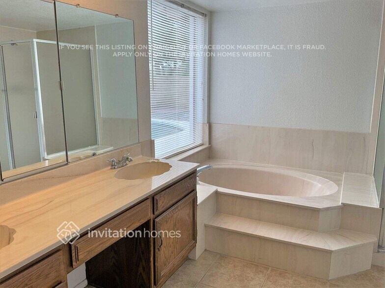 Building Photo - 1515 W Yukon Dr