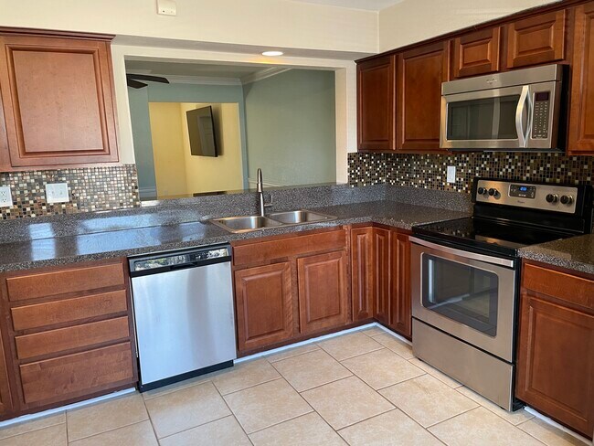 Kitchen - 662 Biltmore Dr