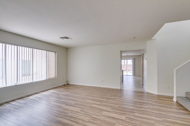 Building Photo - Spacious 4 Bedroom 2.5 Bathroom Home with Covered Patio & Large Backyard