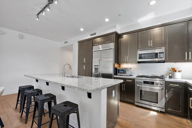 Building Photo - 4803 N Woodmere Fairway