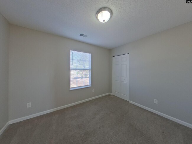 Building Photo - 204 Fox Grove Cir