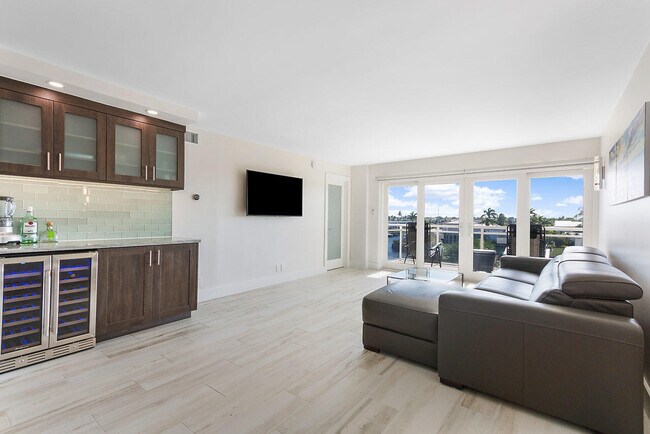 Building Photo - 1160 Hillsboro Mile