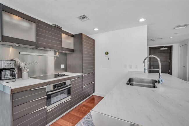Building Photo - 200 Biscayne Blvd Way