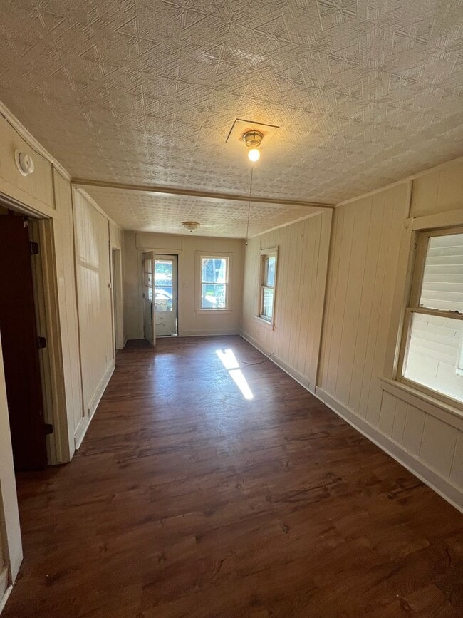 Building Photo - Charming One Bedroom home