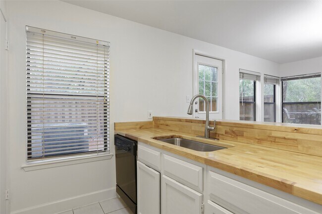 Building Photo - 28 Sawmill Grove Ln