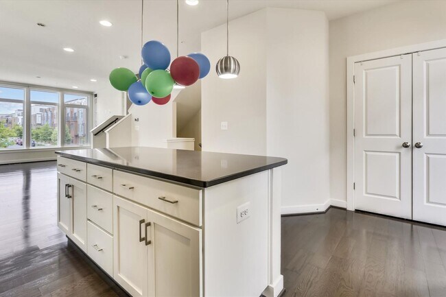 Building Photo - Luxury END-UNIT garage townhouse - 4BD/4.5BA!