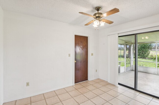 Building Photo - 4704 Queen Palm Dr