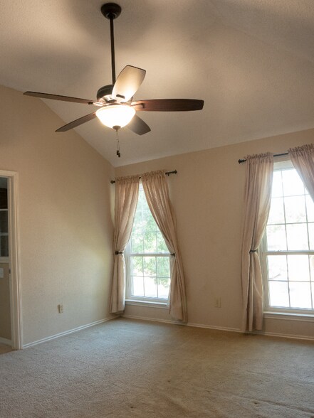 Building Photo - 507 Eaglecreek Dr