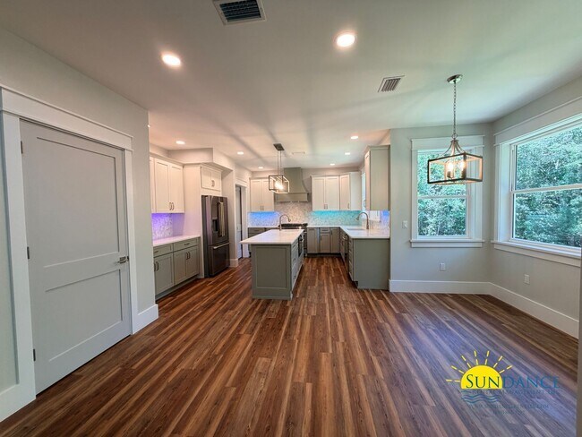 Building Photo - 5870 Saratoga Dr
