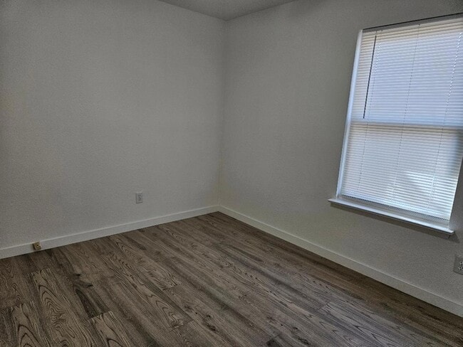 Building Photo - 1511 W Mesa Park Dr