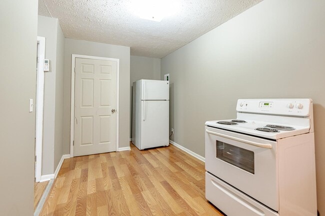 Building Photo - 421 N Woodland Dr