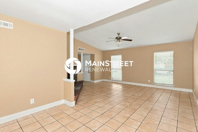 Building Photo - 3 Bedroom Pet-Friendly Home in Grand Prairie, TX with Main Street Renewal