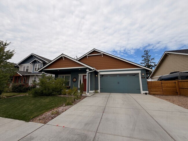 Building Photo - 697 NW Rimrock Dr