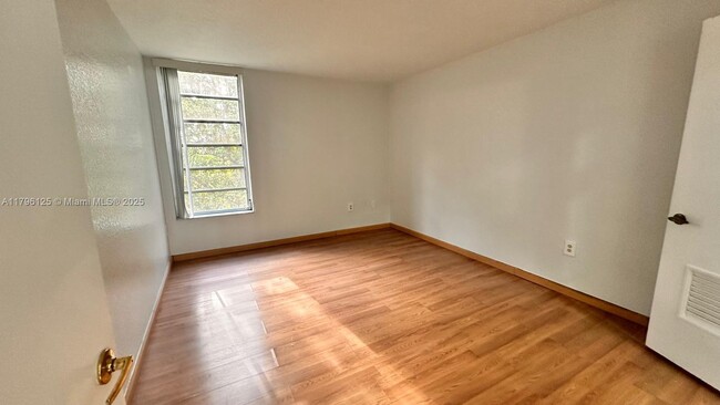 Building Photo - 8870 Fontainebleau Blvd