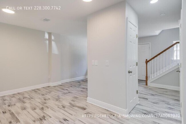 Building Photo - 233 Milray Ln