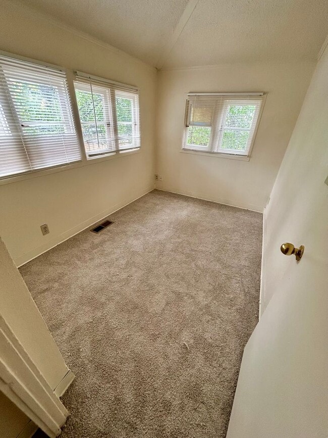 Building Photo - Three Bedroom, One Bathroom House with Fenced Yard