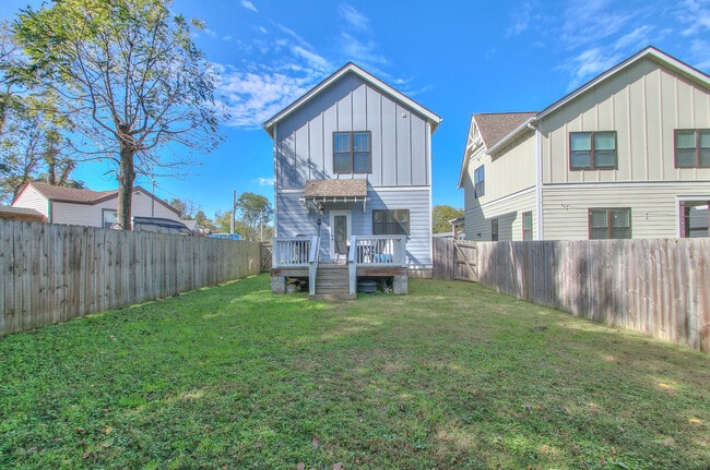 Building Photo - 1422A Huffine St