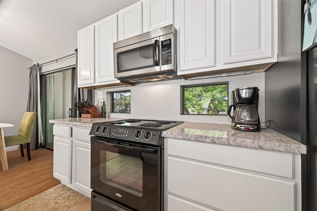 Building Photo - 2211 S Kirkwood Rd