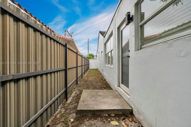 Building Photo - 6470 SW 27th St