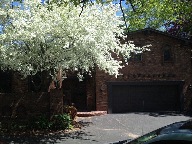 Building Photo - 15220 Marilyn Dr