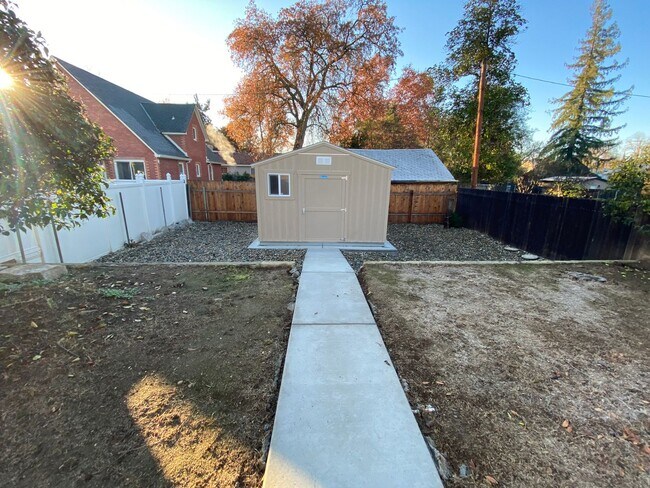 Building Photo - Updated 2 Bedroom Roseville Unit!