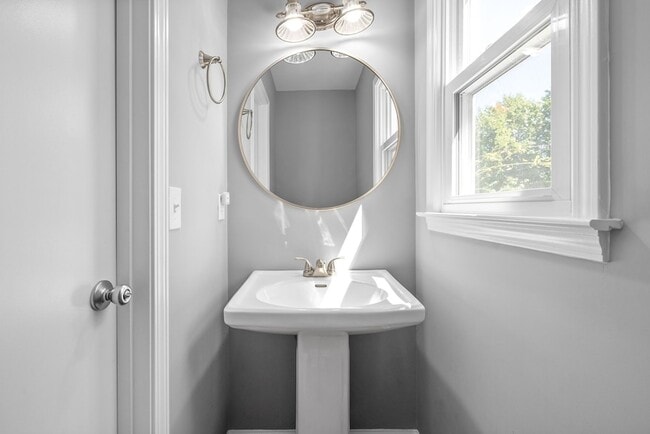 Building Photo - 830 Iris Ln