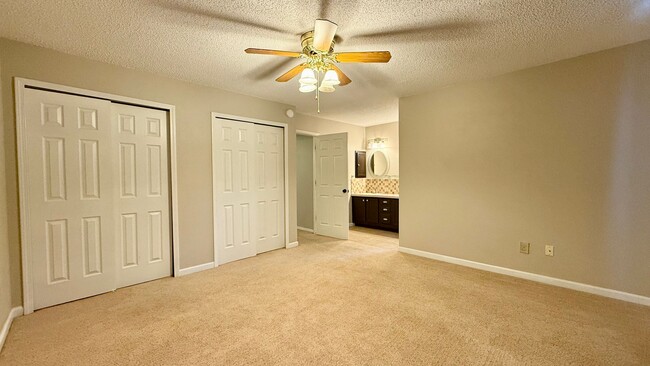 Building Photo - Northwest Colorado Springs Gem Near Trails...
