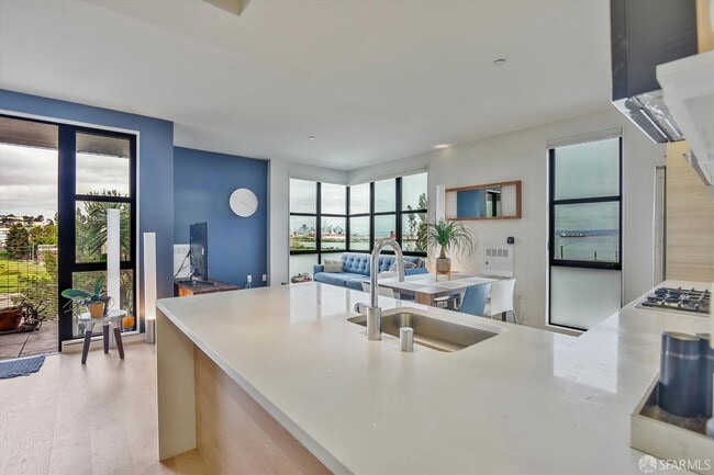 Building Photo - 451 Donahue St