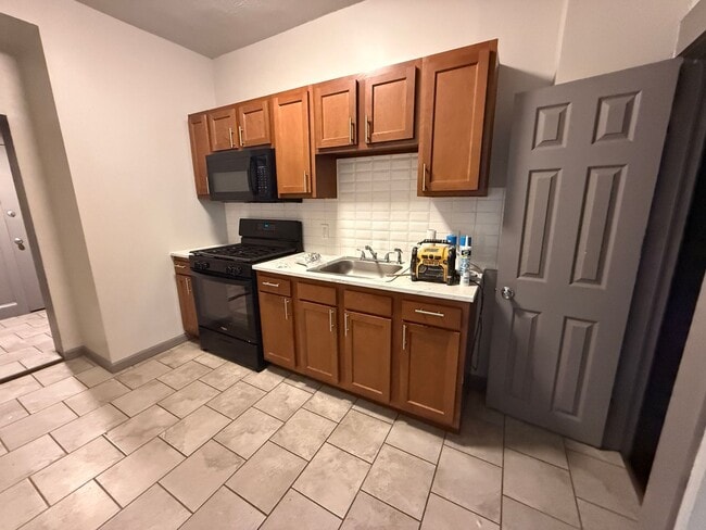 Building Photo - Charming 3-Bedroom Home for Rent with a Yard and Front Porch!