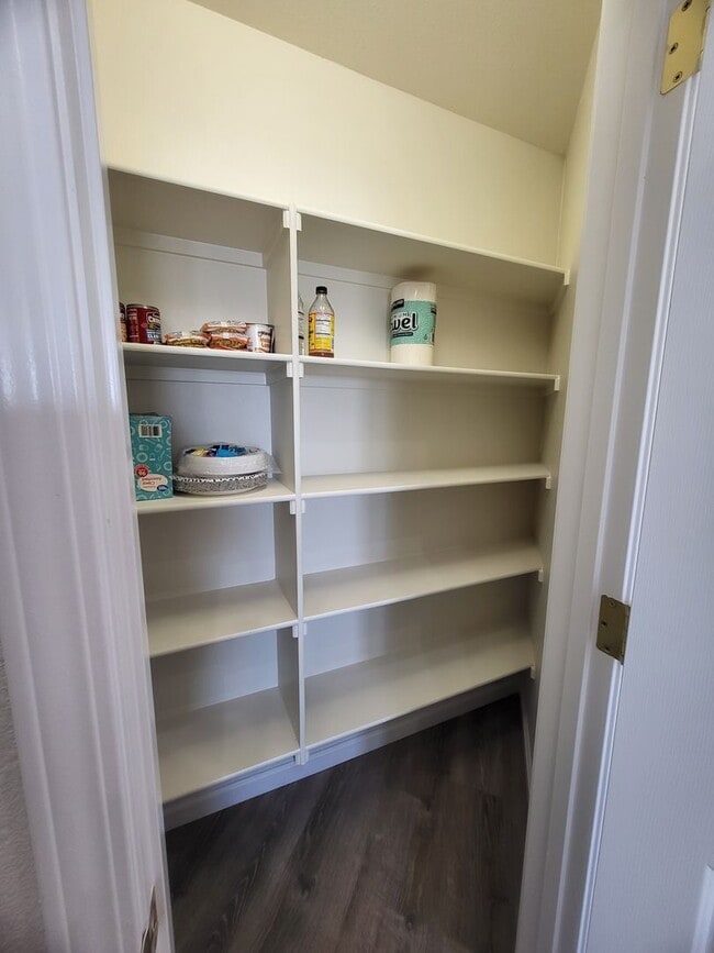 Building Photo - GOLDEN SPRINGS RANCH U8 - W. Betty Avenue