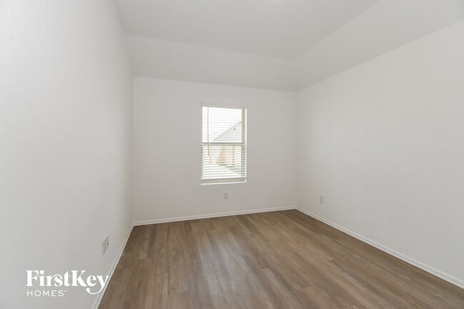 Building Photo - 712 Scenic Lk Dr