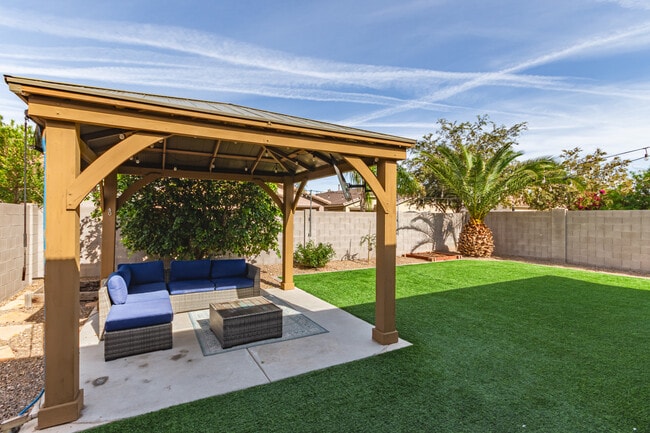 Building Photo - 1562 W Alder Rd